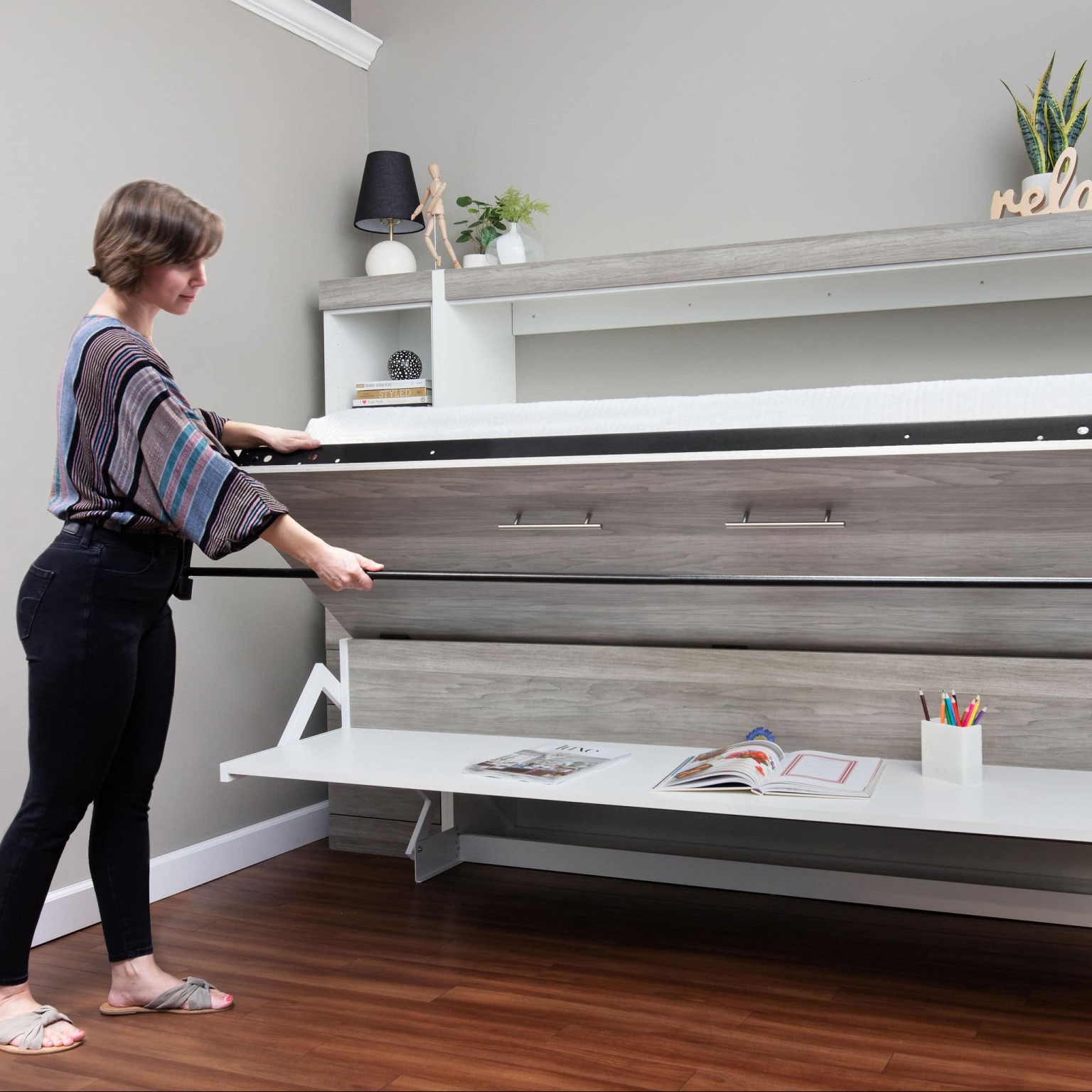 Cosmopolitan Bed and Leveling Desk