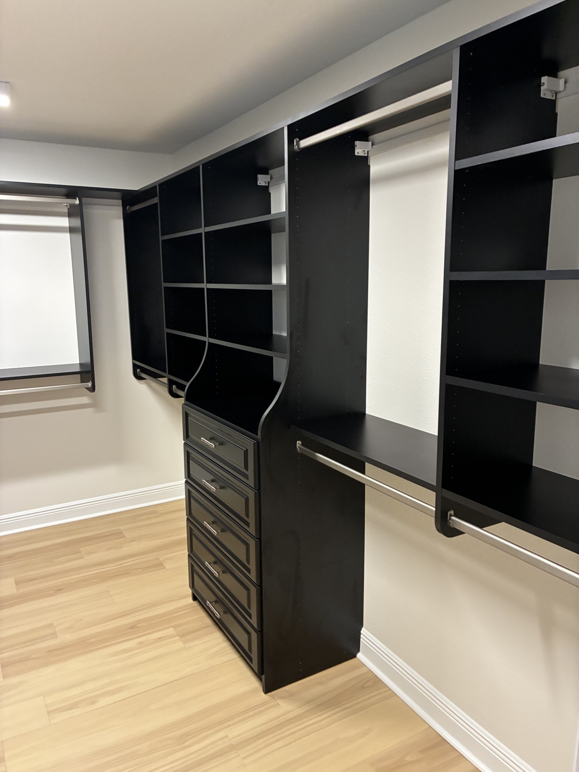 Read more about the article Why Builder-Grade Wire Shelving Fails in Florida Homes
