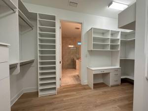 Read more about the article What Is a Cloffice? How to Turn Your Closet Into a Beautiful, Multi-Functional Workspace